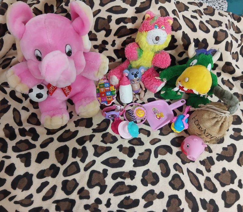 Vînd plușurii+jucării/  și un scăunel pn copii