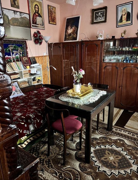 Vând casă cu 5 camere,baie,bucatarie,mobilata complet sau partial.