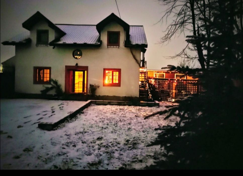 Vind   casa 200mp și 800 mp teren  ,anexe 100mp        fara agentii