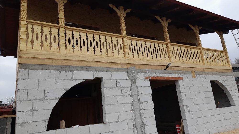 Vând stalpi sculptati