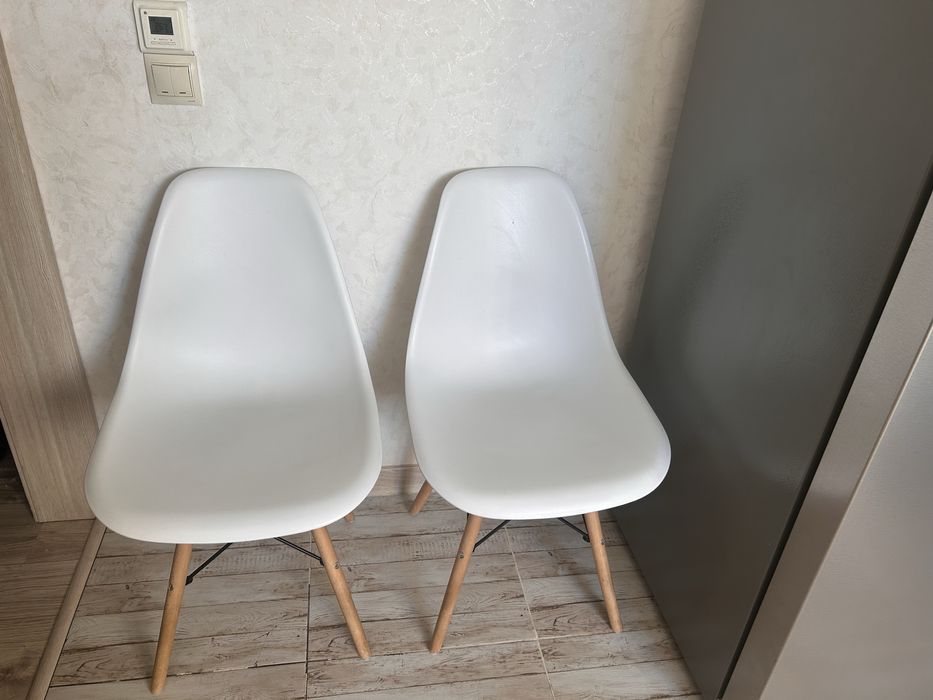 Продам стулья белые