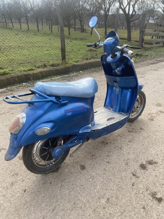 Vand doua scutere eletrice in stare pefecta