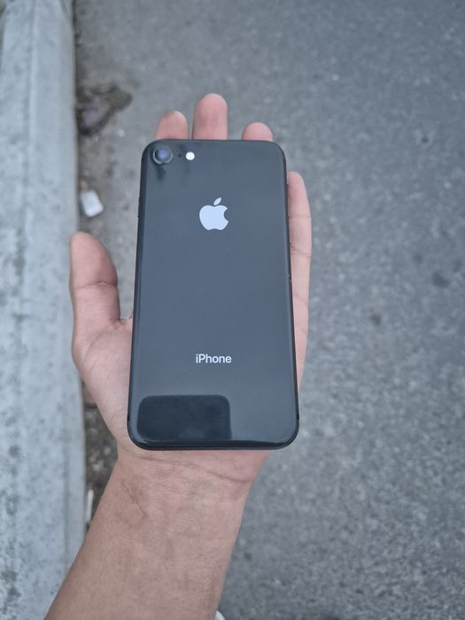 iPhone 8 64 gb  .