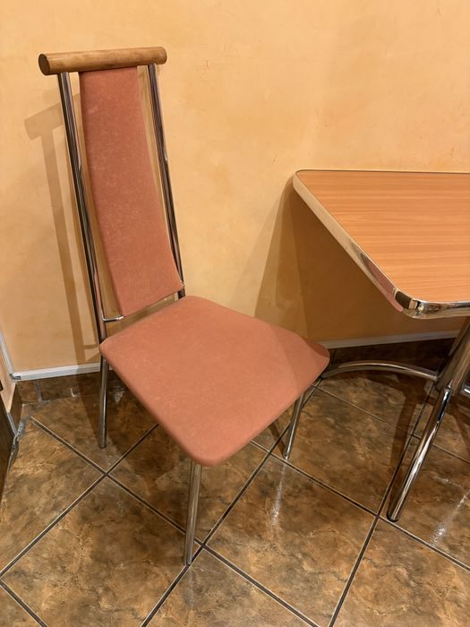 Masa de bucatarie si 3 scaune tapitate