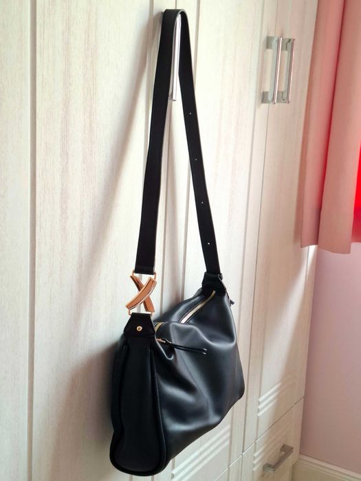 Дамска черна чанта със златист елемент