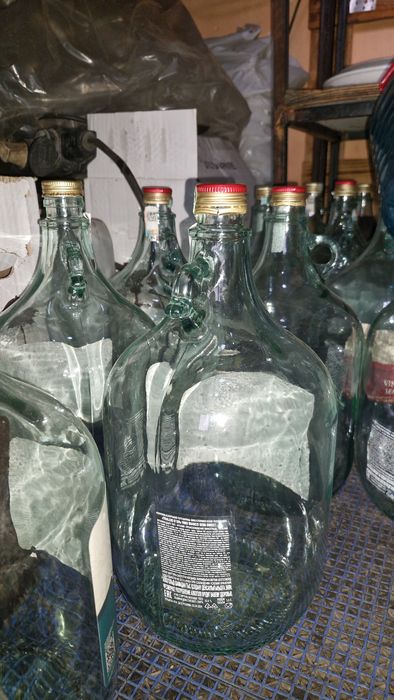 Бутылки 5 литров.