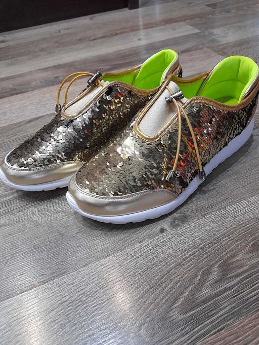 Модерни маратонки с пайети