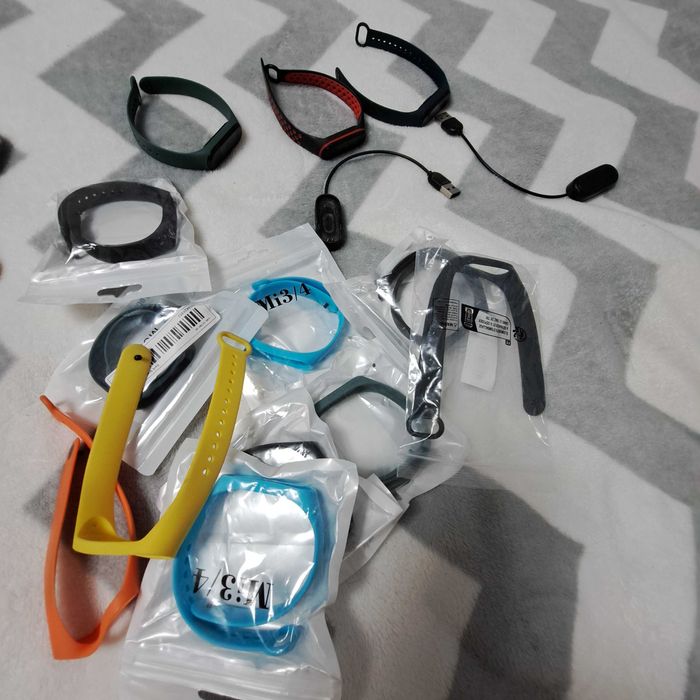 Se vinde 3 bucati.Brățară ceas xiaomi band mi 4