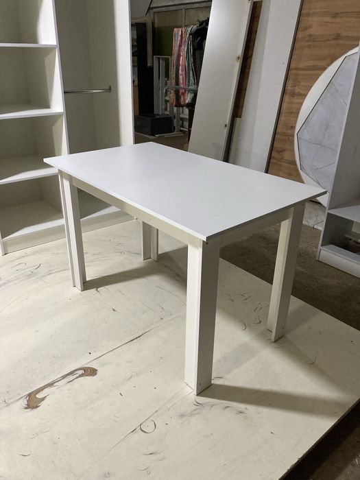 Обеденный стол для кухни