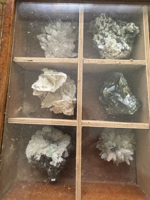 Колекционерска минерална колекция – кварц, калцит, пирит (витрина)