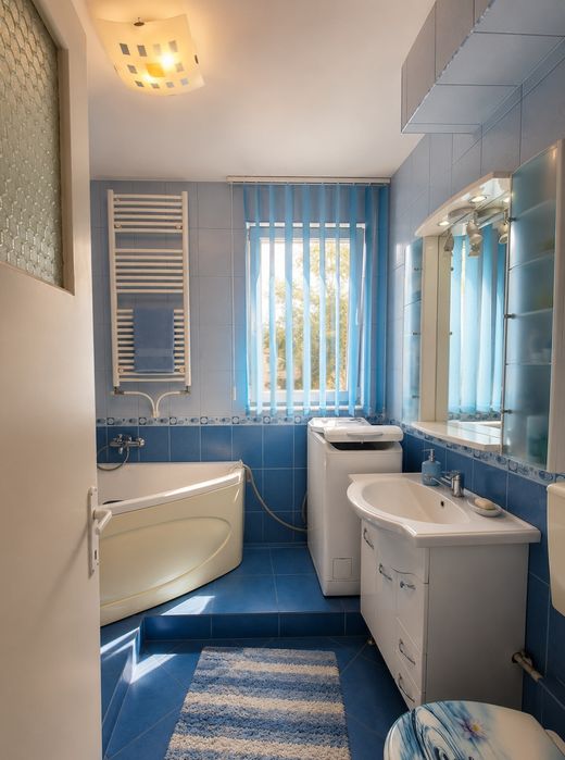Apartament 3 camere, 56 mp utili + balcon închis, centrală proprie, etaj 3/4 – zona Corvin, Hunedoara
