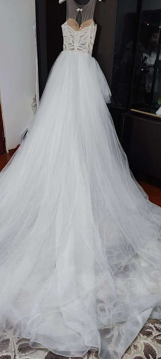Vind rochie mireasa model deosebit  1100 lei
