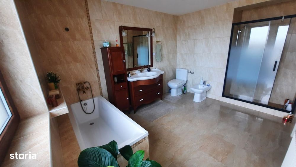 Casă spațioasă, 4 dormitoare, 1.514 mp teren, garaj | zonă centrală