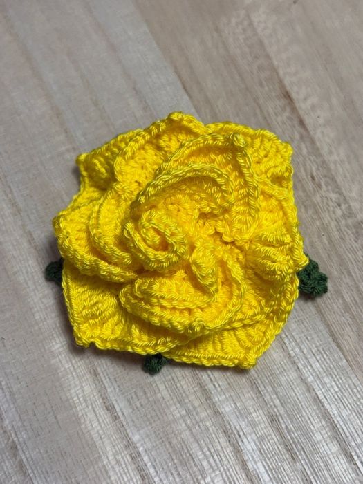 Brosa Trandafir Galben Handmade Tricotat