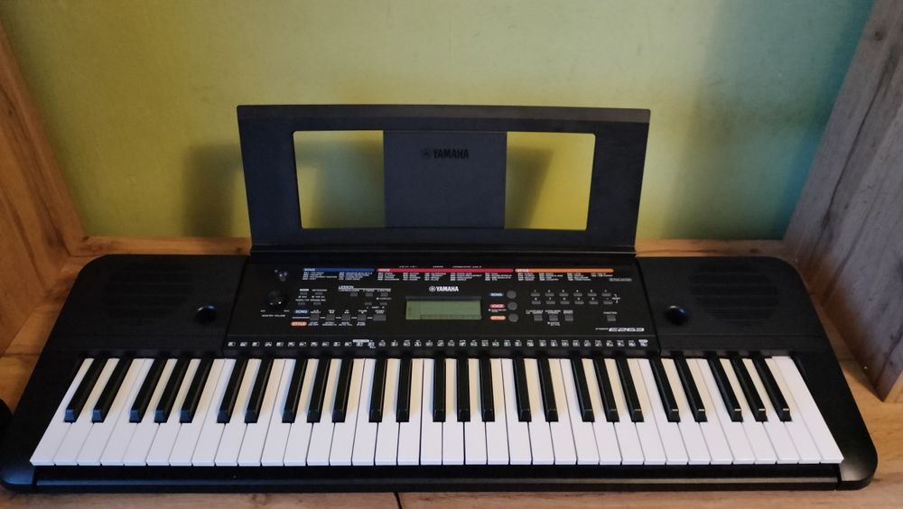 Сентезатор Yamaha  psr e 263 нова  с нотник