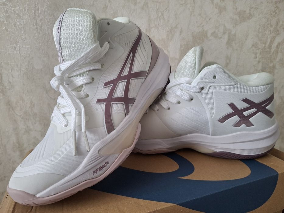 Продам кроссовки Asics, новые