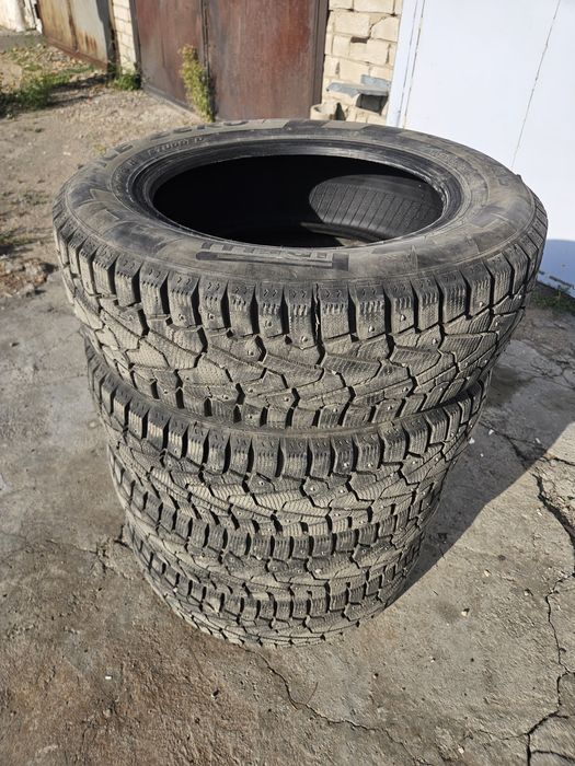 Продам зимние шипованные шины