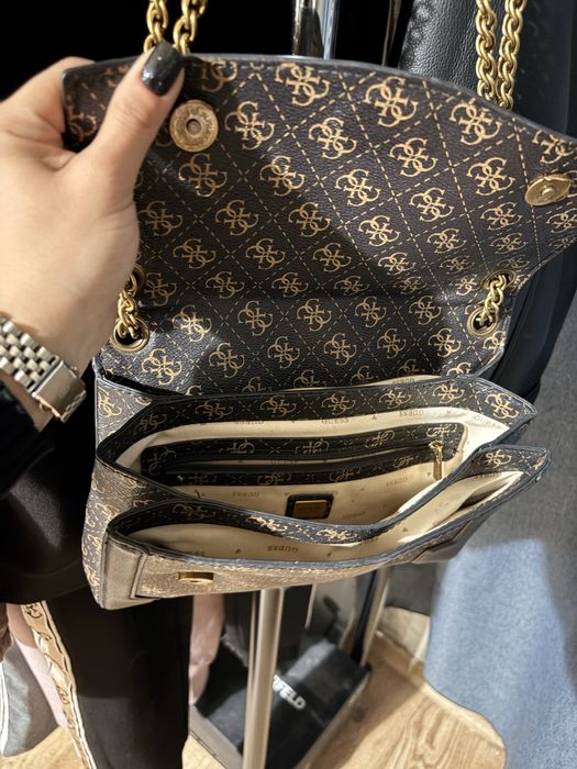 Чанта Guess.