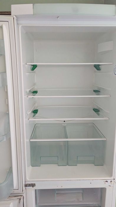 Продавам хладилник с фризер Електролукс