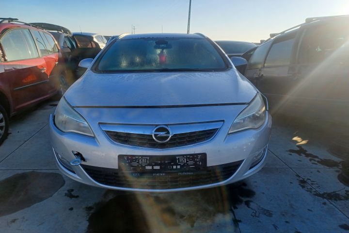 Aripa fata dreapta Opel Astra J