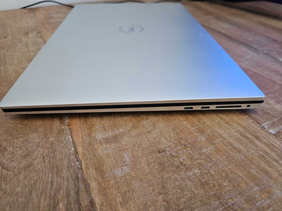Лаптоп dell xps 17 9700 i9 10885h 32gb rtx 2060