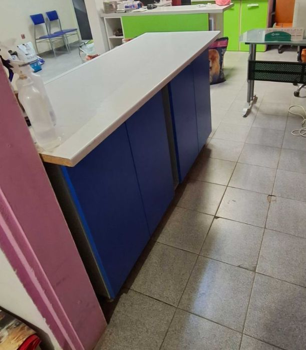 Кухненски,шкафове с плот гланц и стъклено бюро