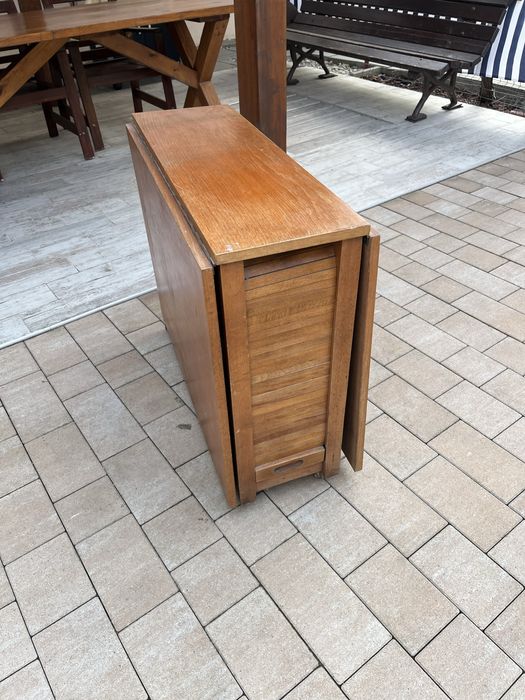 Pantofar si cuier si masa extensibila. Masa costa 50 lei