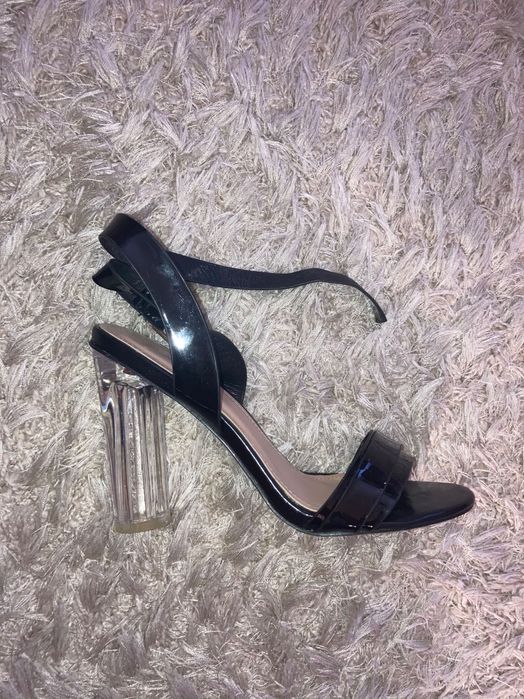 Vând sandale cu toc transparent