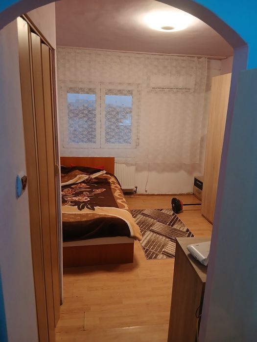 vând garsonieră situată în Arad, pe Strada Ursului, compusă din cameră