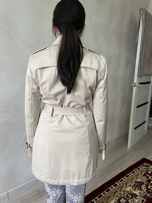 Женский тренч от бренда Guess