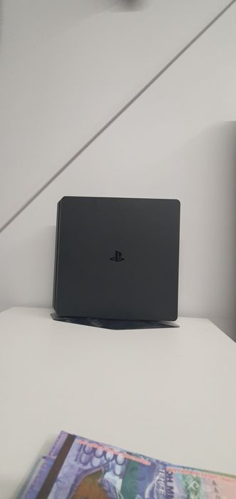 PS4   с геймпадами и тримя дисками