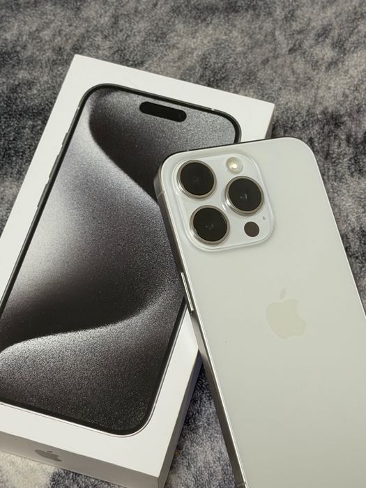 iPhone 15 Pro White Titanium. Пълен комплект + 2 калъфа