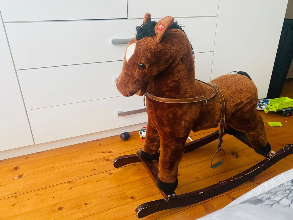 Конче люлка което пее