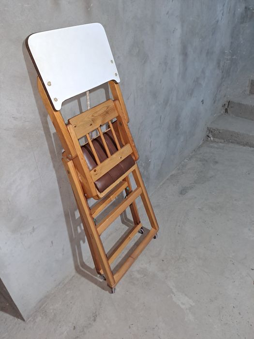 Продаётся б.у столик детский для еды сделанный своими рукамина колесик