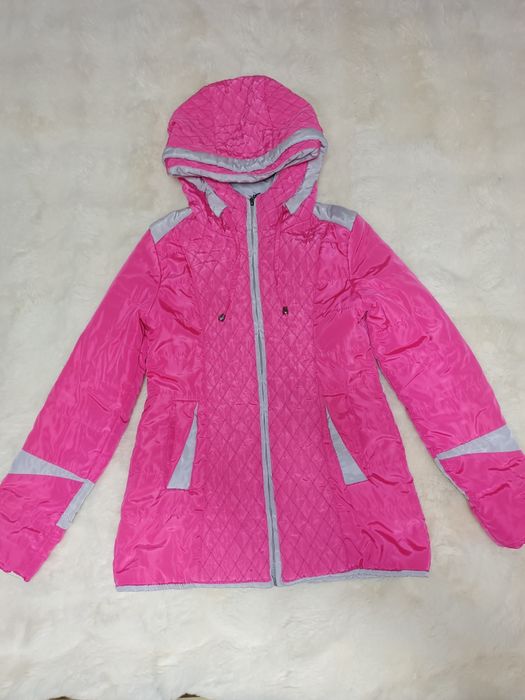 Продается куртка на девочку ростом 140 см