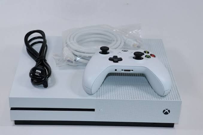 Xbox one S 1 TB с няколко игри