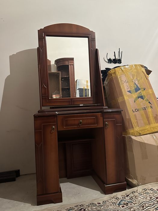 Тумба деревянная с зеркалом