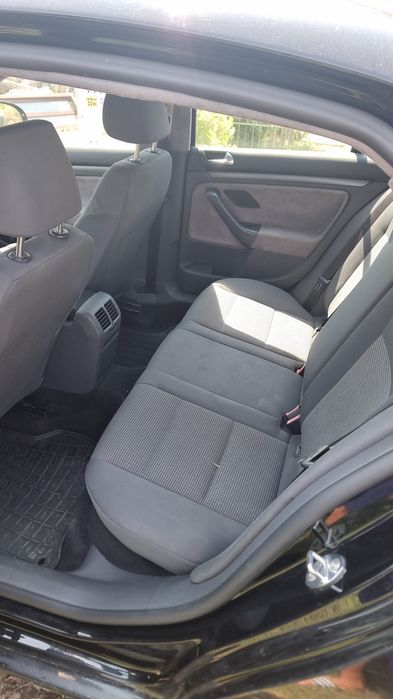 Se vinde Volkswagen Jetta, an de fabricație 2007 motorizare  1.6 Benzină, 105 CP, cutie de viteze manuală. Mașina are la bord  195.000km