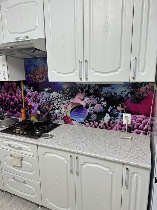 Кухонный фартук из стекла