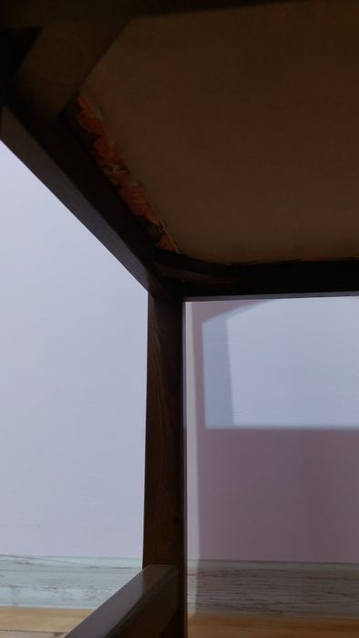 Винтидж трапезен стол от масивно дърво. Перфектно състояние.