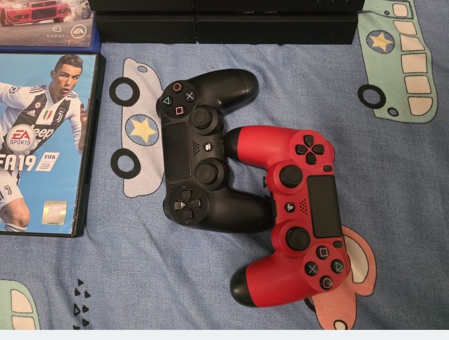 Vand pachet ps 4 cu multe jocuri volan pedale,2 controlere