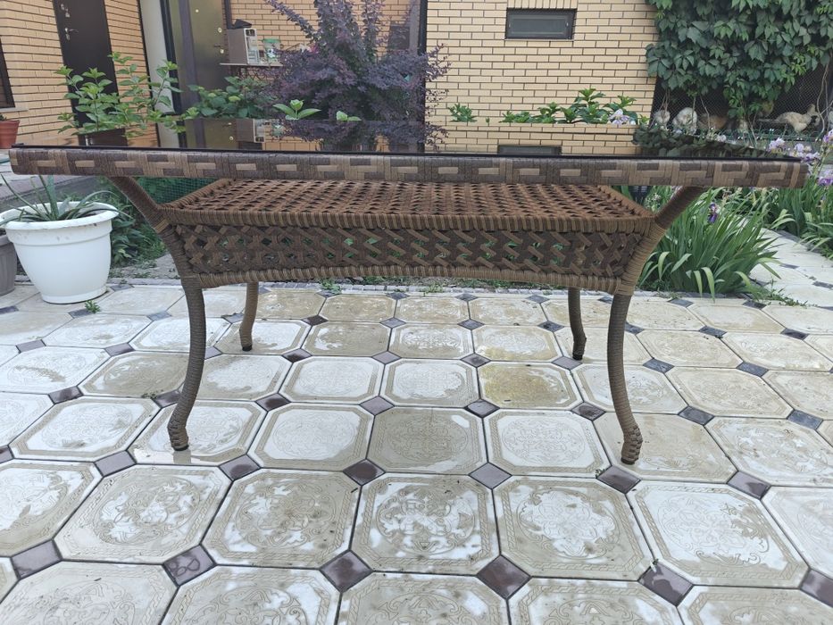 Стол из ротанга в идеальном состоянии