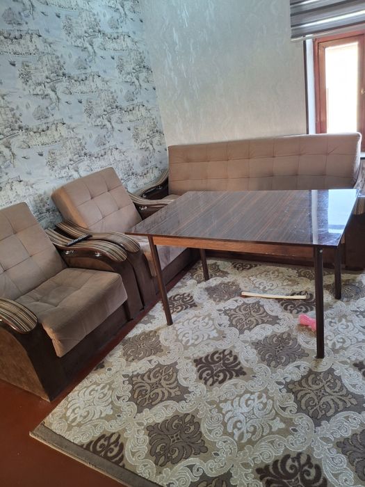 Продаётся два кресло диван и стол  б/у