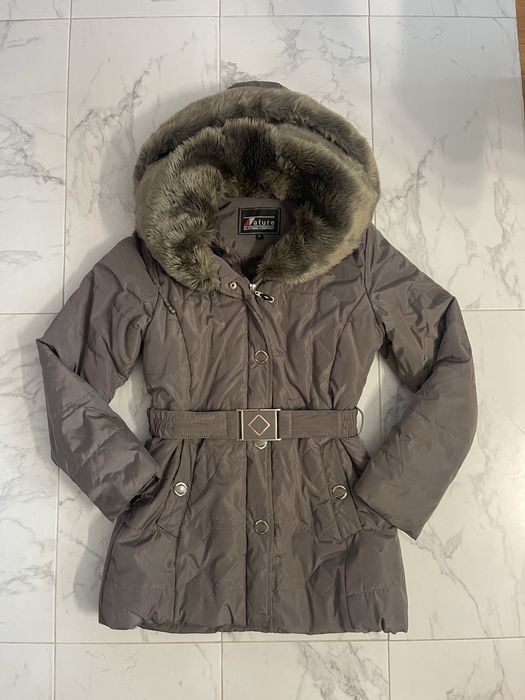 Дамско зимно яке с колан и голяма пухкава качулка