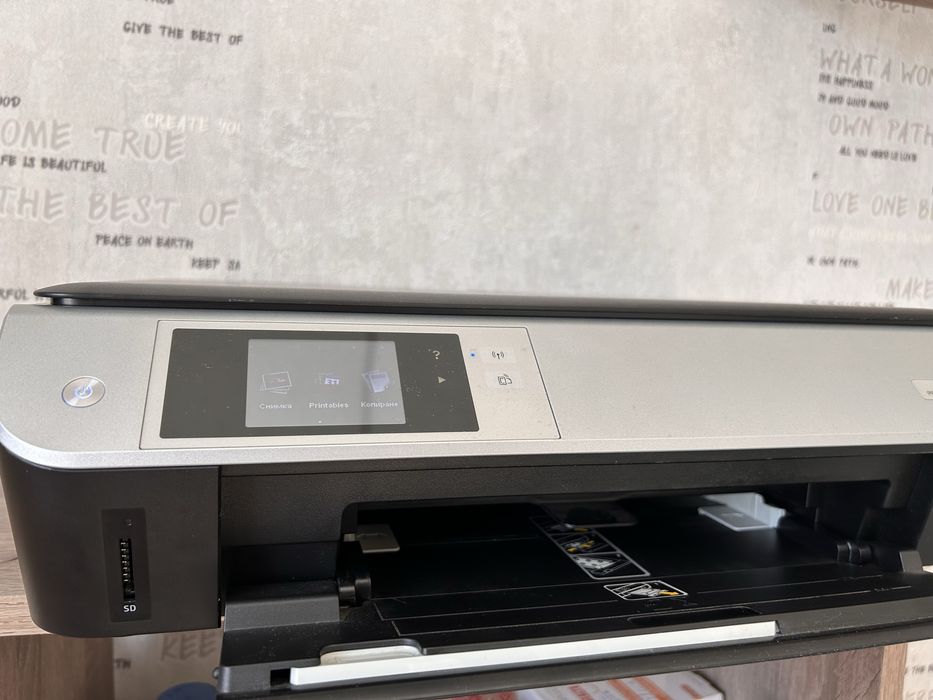 Принтер HP ENVY 5532 в добро състояние с два черни и един цяетен тонер(неотворени)