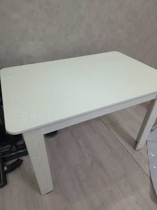 Кухонный стол белый
