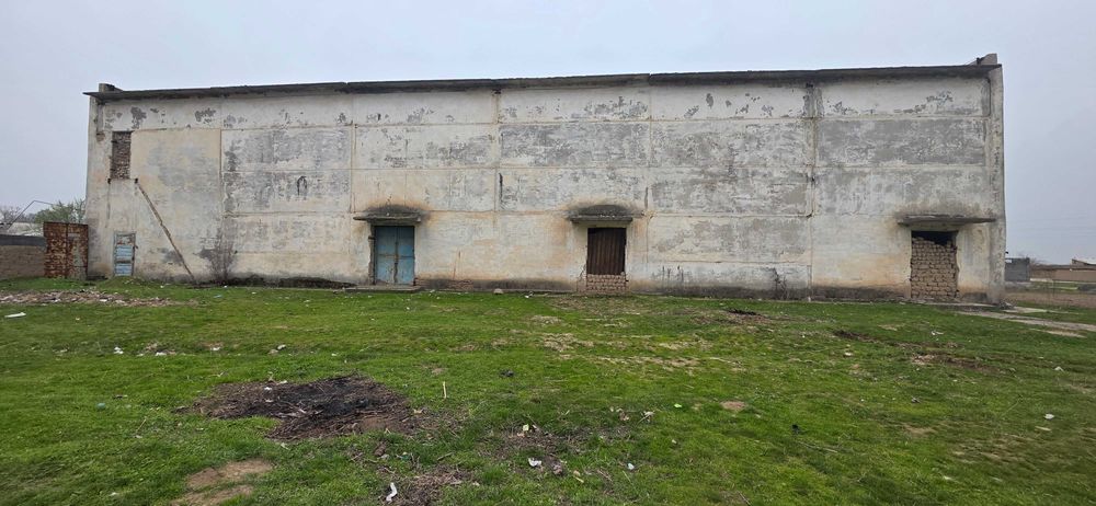 Noturar bino sotiladi