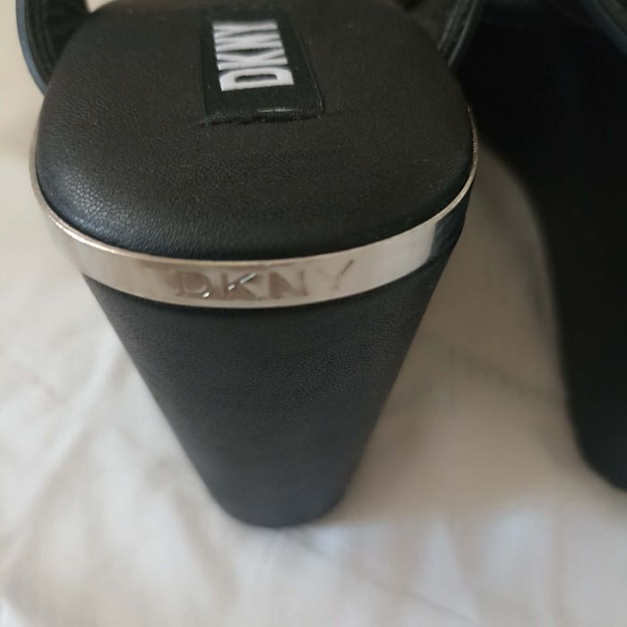 Дамски чехли DKNY на платформа №37 – нови