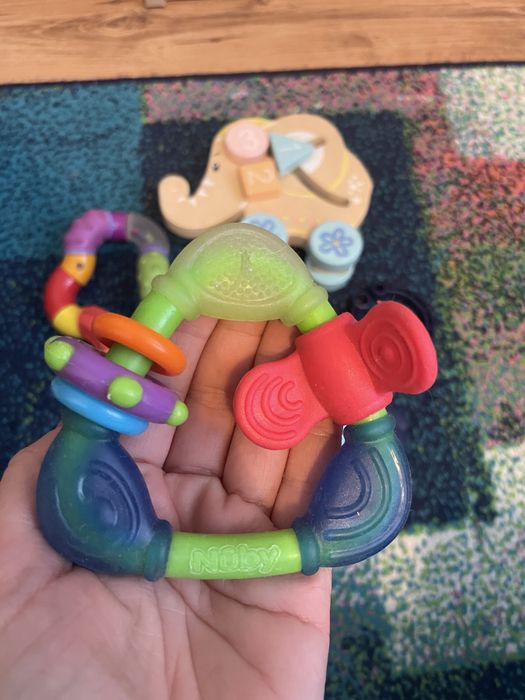 Jucarii senzoriale si dentitie pentru bebelusi