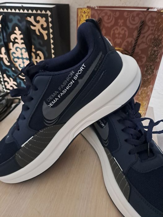 Продам новые кроссовки Nike